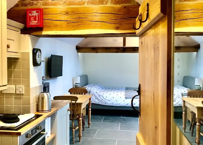 The Outhouse - Ground Floor Studio